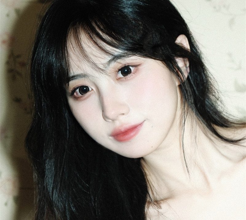 念雪ww图片全分享，蓝色睡袍纵享丝滑惹怜爱