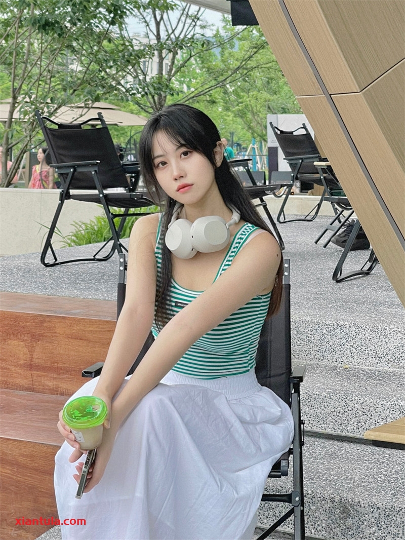 念雪ww图片全分享，蓝色睡袍纵享丝滑惹怜爱