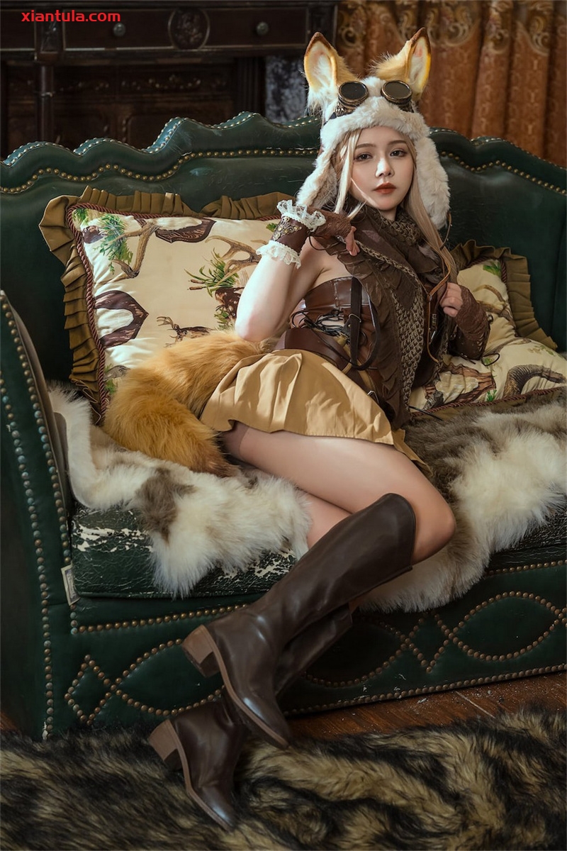 七月喵子图片免费鉴赏，双手向下压壁纸收获好评