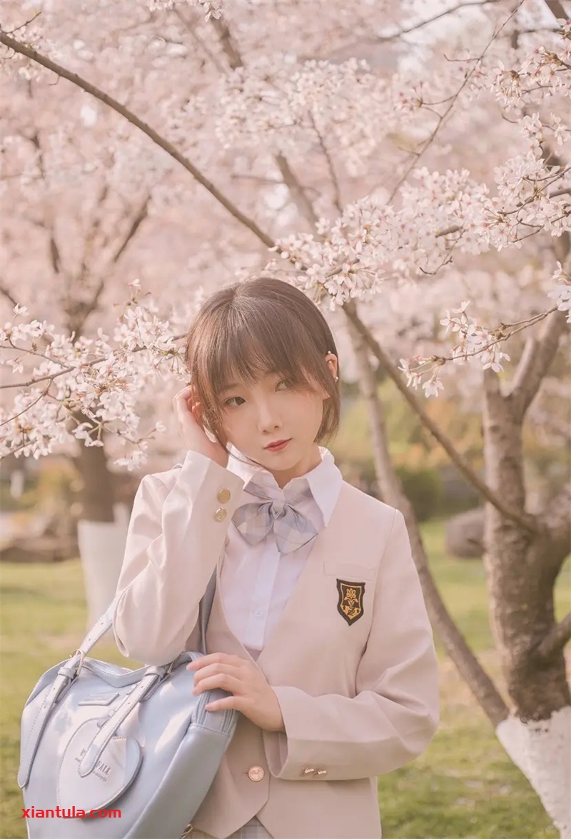 名濑弥七：独家热门图集曝光！清新女神席卷二次元平台