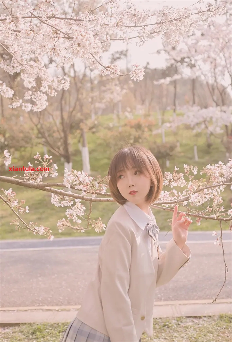 名濑弥七：独家热门图集曝光！清新女神席卷二次元平台