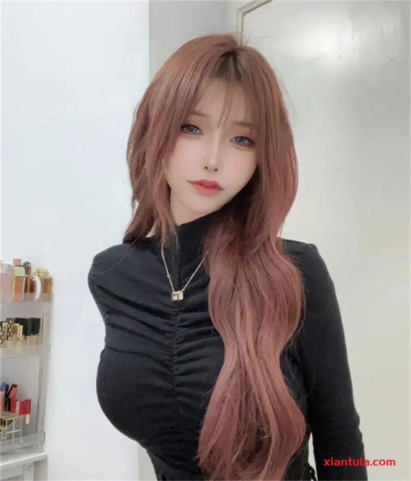 抱走莫子a:风格多变的胶衣与她的创作之旅(附图片赏析) 抱走莫子a:风格多变的胶衣与她的创作之旅(附图片赏析)