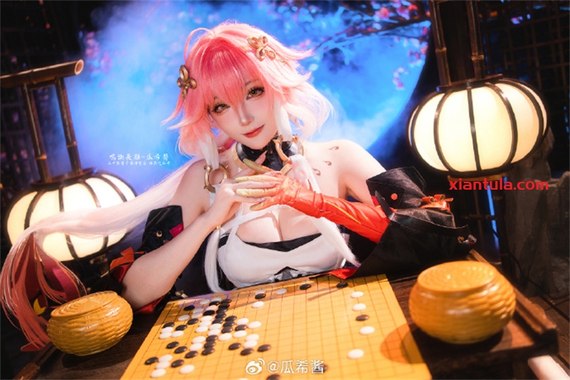 瓜希酱：从甜美到顶级玩家，她的图片为何能火遍全网？