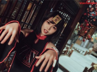 七月喵子图片免费鉴赏，双手向下压壁纸收获好评